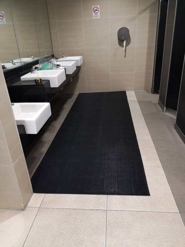 Black color anti-slip mat in the washroom
