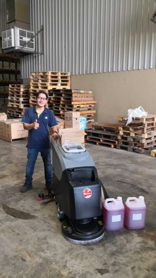 A customer with his newly purchased Upekkha cleaning machine and detergents