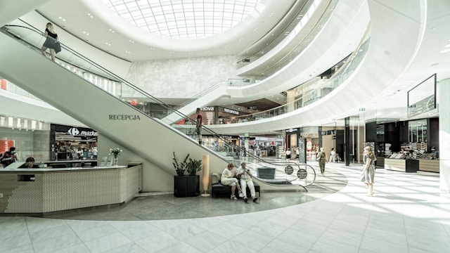 Shopping mall floor cleaning environment